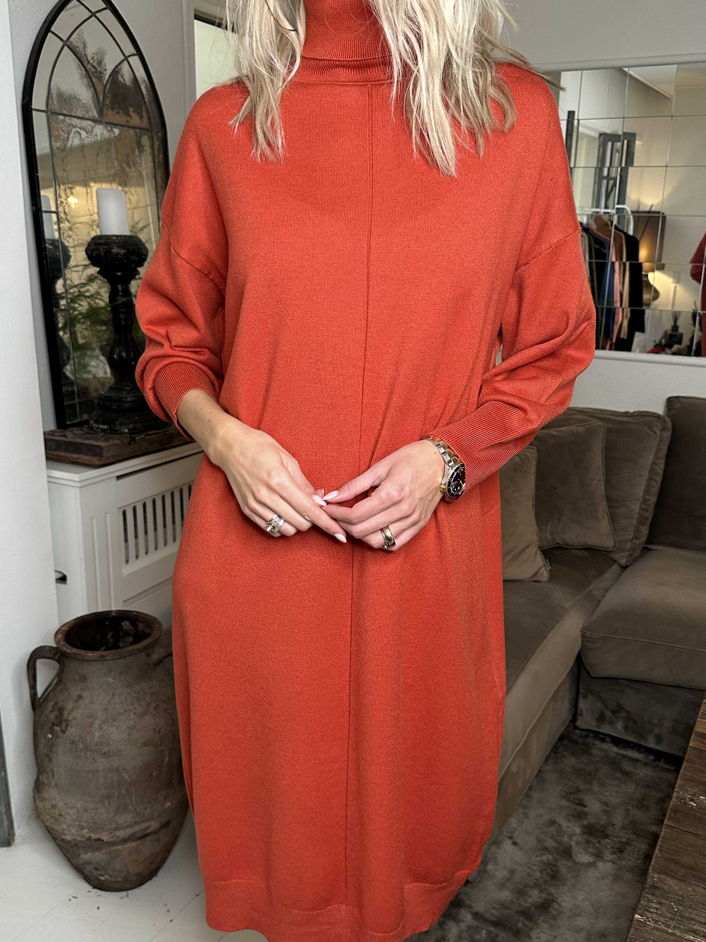 Maniya - Mjuk stickad klänning med polokrage